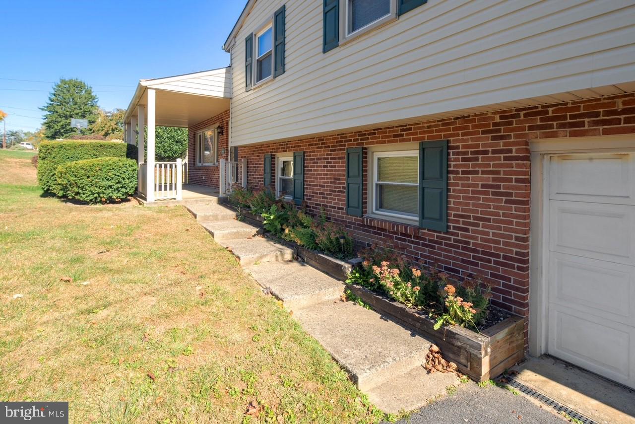 VILLAGE GREEN - Residential