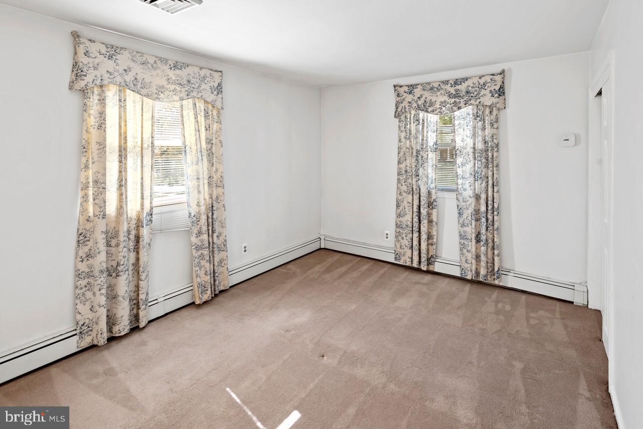 VILLAGE GREEN - Residential