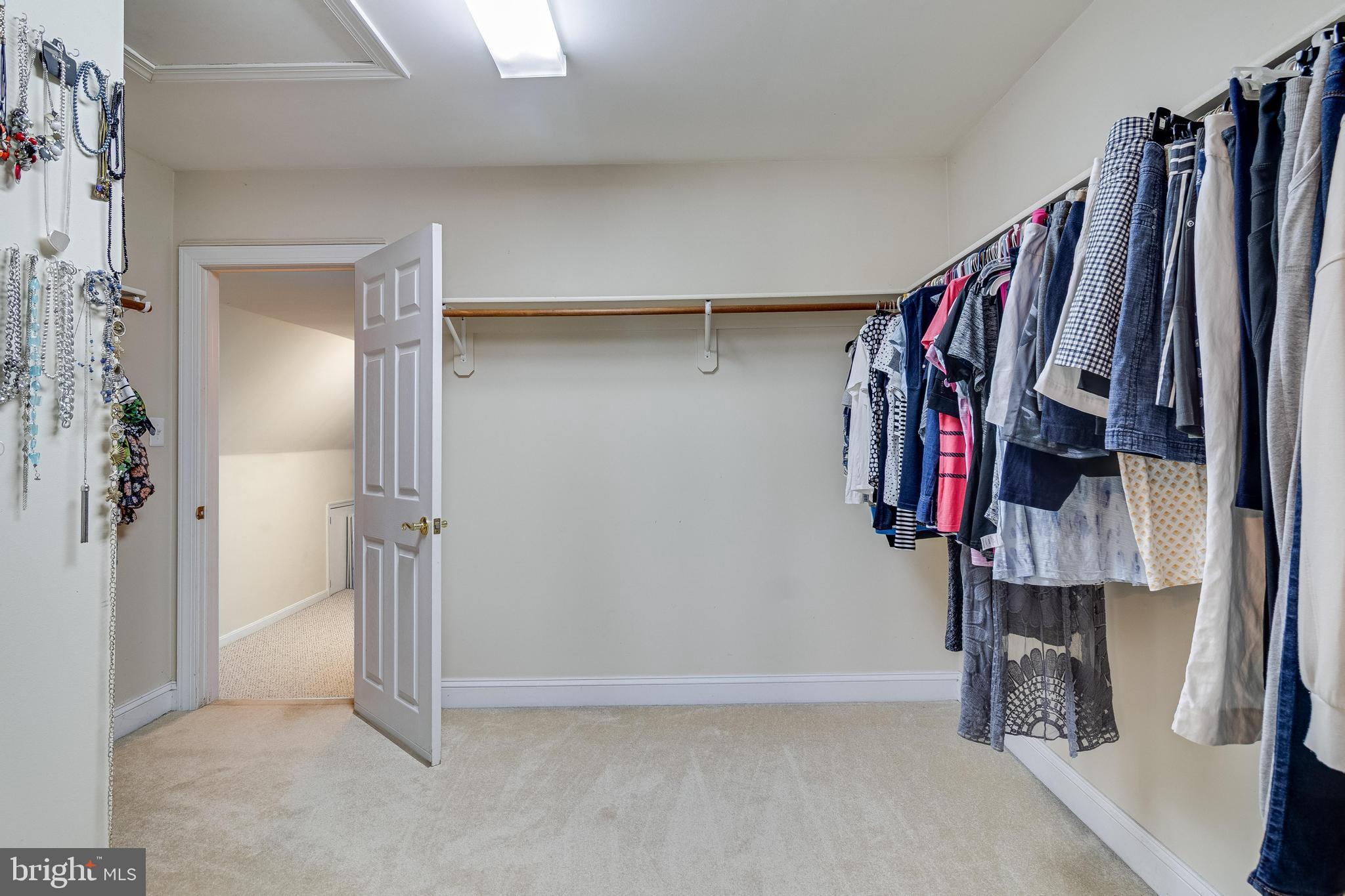 ISLAND CREEK WOODS - Residential