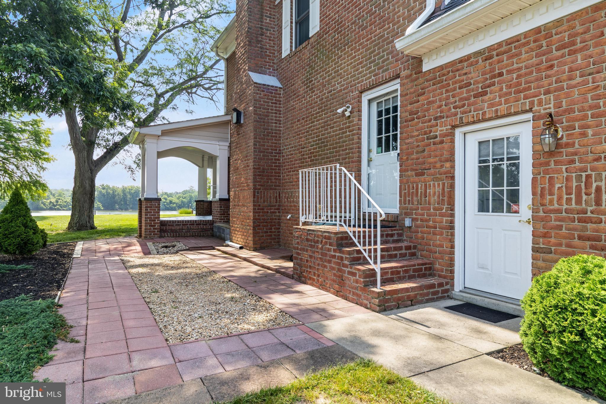 ISLAND CREEK WOODS - Residential