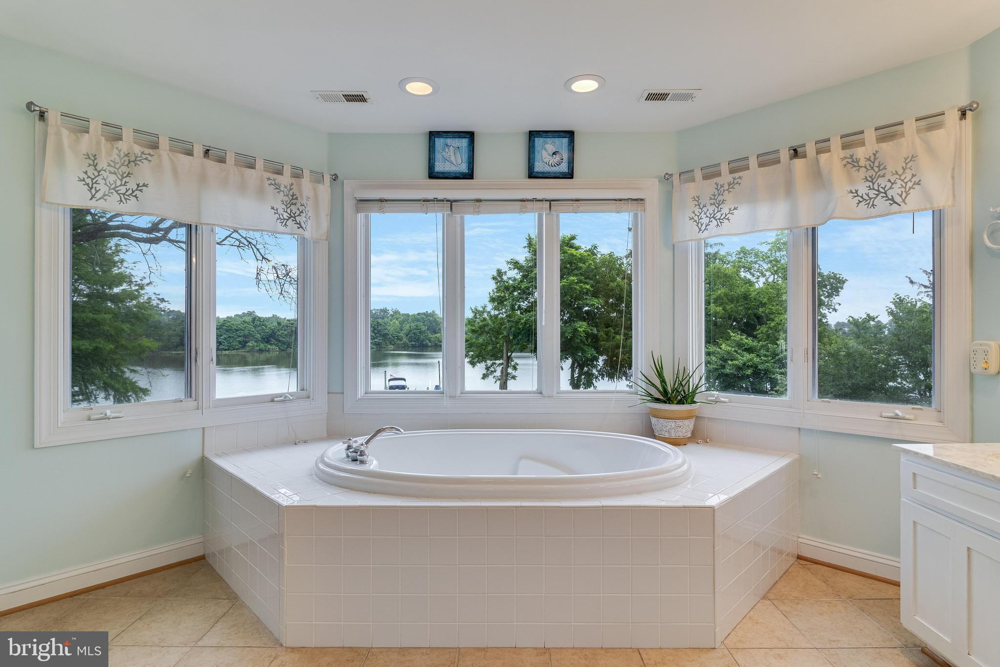 ISLAND CREEK WOODS - Residential