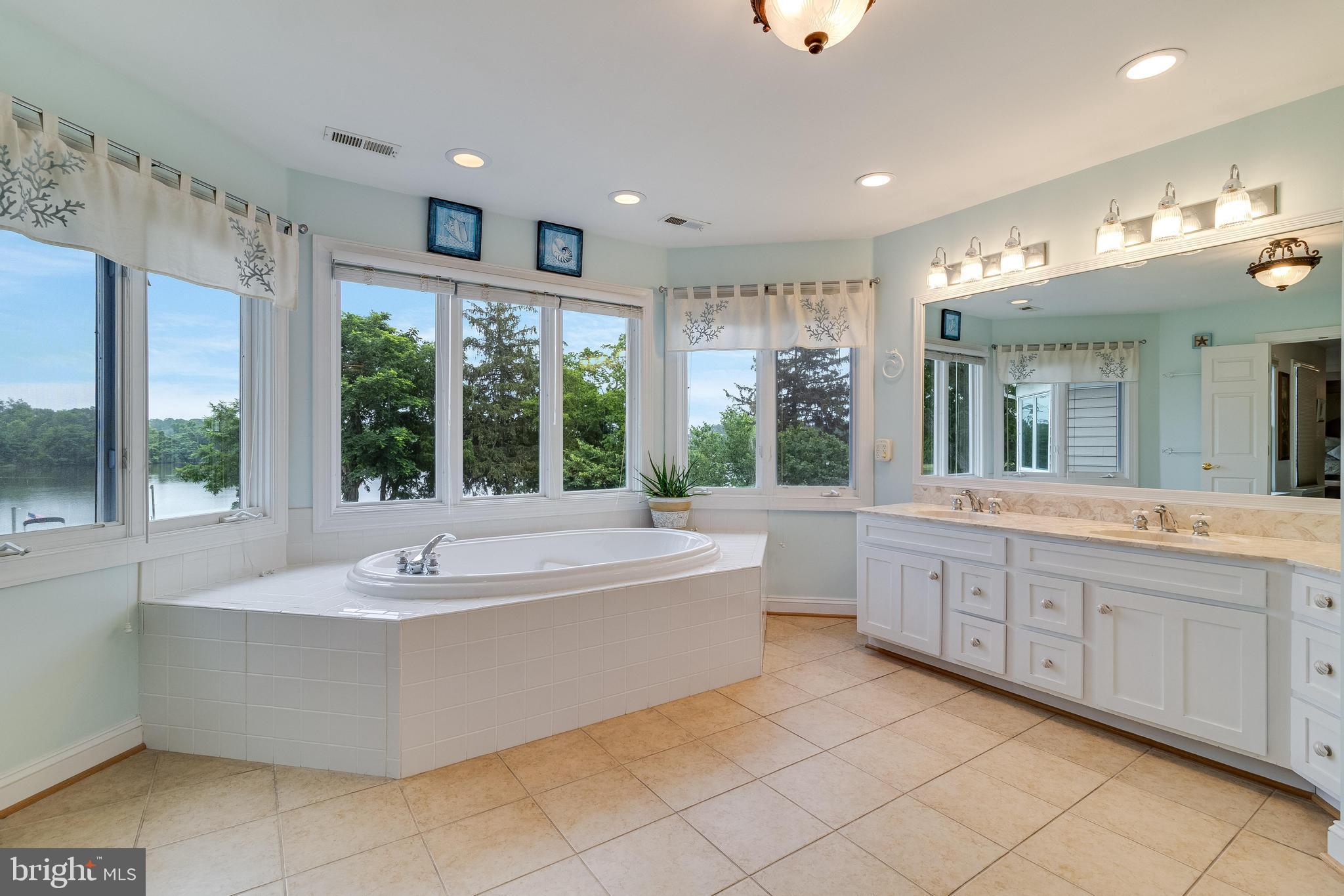 ISLAND CREEK WOODS - Residential