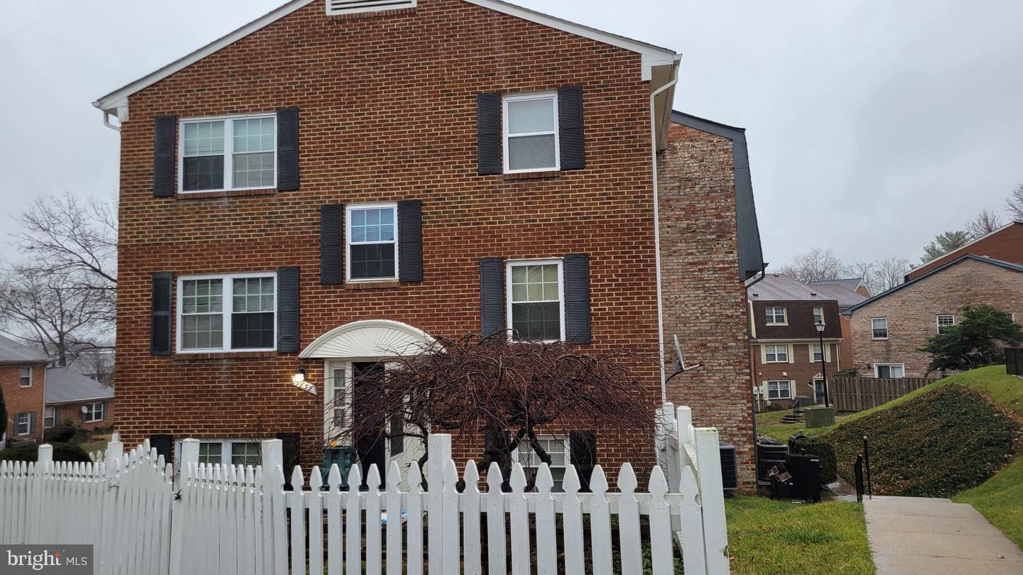 Gorgeous beautiful 3-level townhouse, with 4 bedroom and 2 full bathrooms in the Lorton area. Very nice Neighborhood. Spacious living room, Bedrooms, Bathrooms, and Beautiful Kitchen. Conveniently located off of Richmond Highway (Route 1). Major highways I 95, Fairfax county Pky, I 495, 395, Metro train, Metro Bus, Commuter train/ VRE. Pentagon, Washington DC, Quantico Marine Base all around. Very close to Springfield mall, Shopping centers, Restaurants, and much more!! You will love it !!