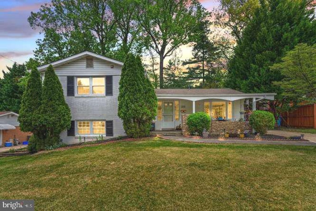 Photo of 1008 Robroy Drive, SILVER SPRING, MD 20903 (MLS # MDMC2228694)