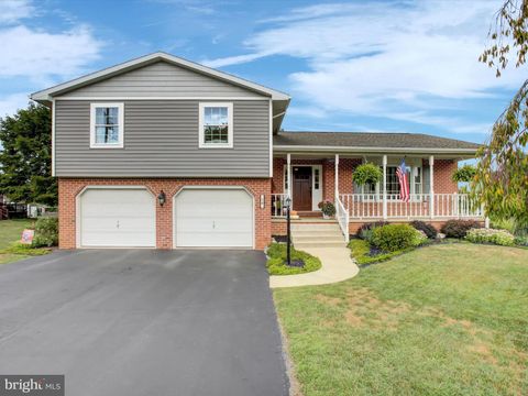 18 HEARTHSIDE LANE GREENCASTLE PA 17225