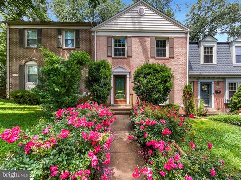 10388 HAMPSHIRE GREEN AVENUE FAIRFAX VA 22032