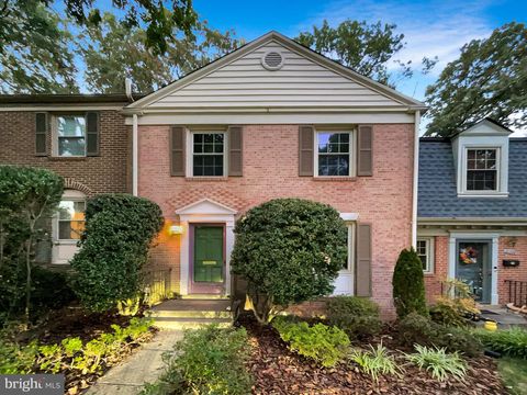 10388 HAMPSHIRE GREEN AVENUE FAIRFAX VA 22032