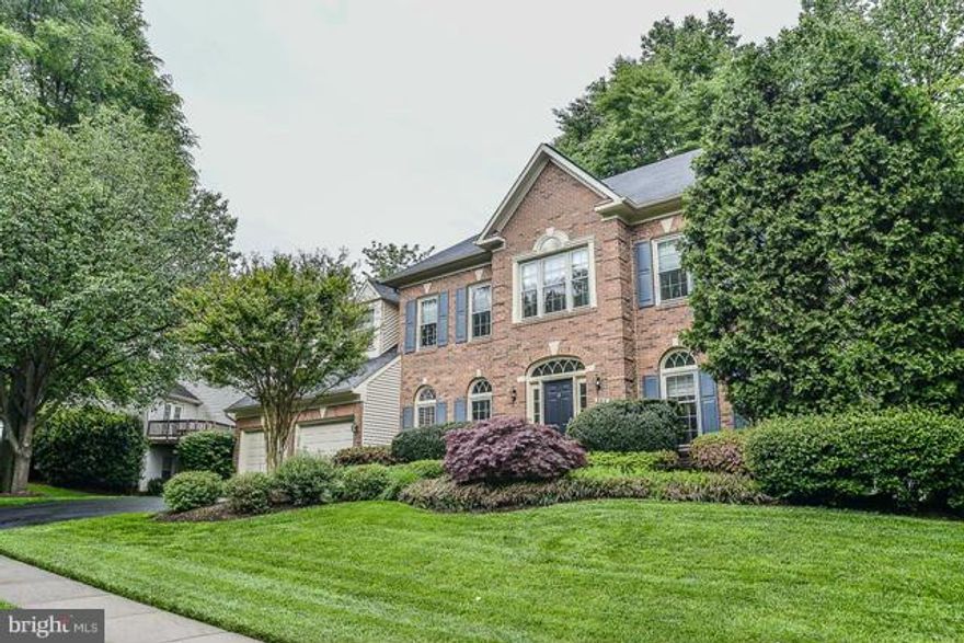 5 BEDROOM,3.5 BA. VAN METRE "MANCHESTER" MODEL LOCATED ON A CUL-DE-SAC  BACKING TO WOODED COMMON AREA*GOURMET KIT.W/SS APPLIANCES,CENTER ISLAND W/COOKTOP,42" CHERRY CABS.& SILESTONE C/TOPS*FR W/VAULTED CEILING,BRICK FP,C-FAN & SKYLIGHTS*1ST FLR. STUDY*2 STORY HARDWOOD FOYER*CENTRAL VAC* MASTER BR W/SITTING RM.*REMODELED M.BATH*FIN.W/O BASEMENT WITH 5TH BR & FULL BA.*2 ZONE GAS HEAT & CENTRAL A/C*