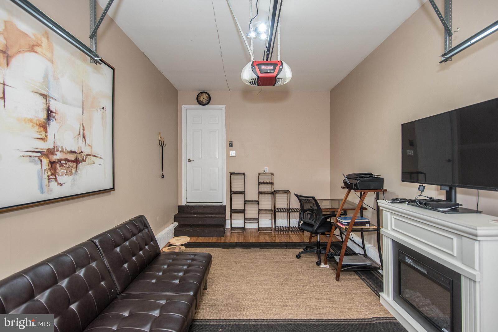 MAKEFIELD TERR - Residential