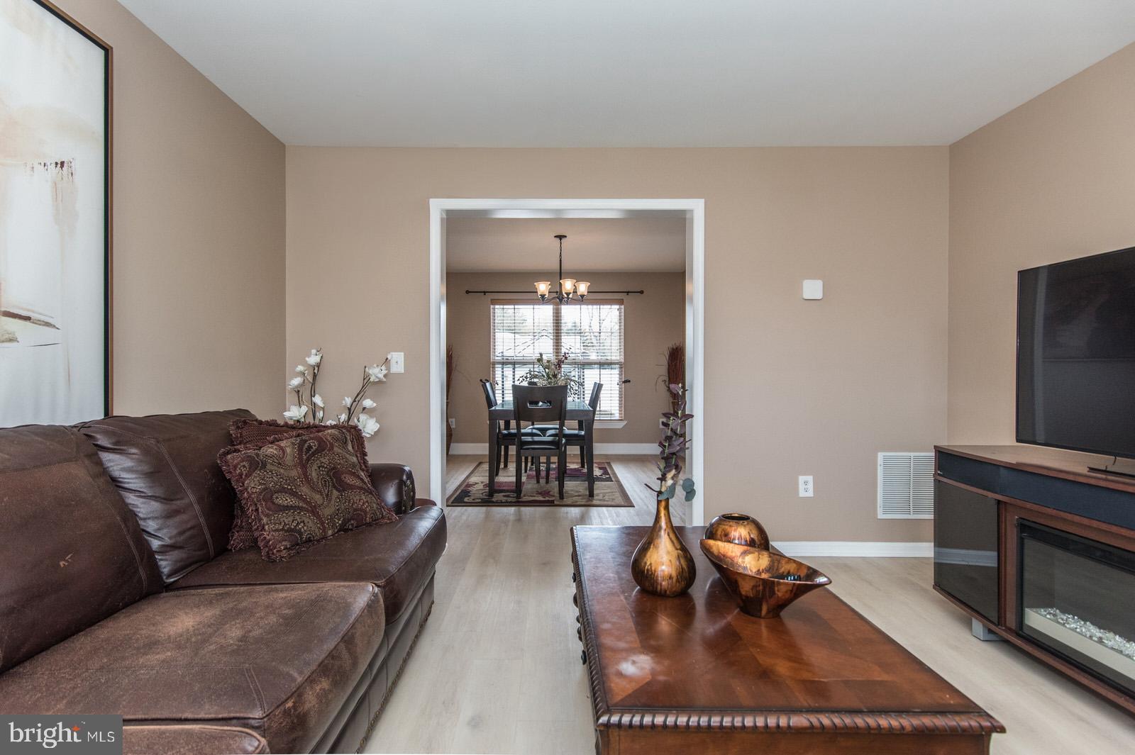 MAKEFIELD TERR - Residential