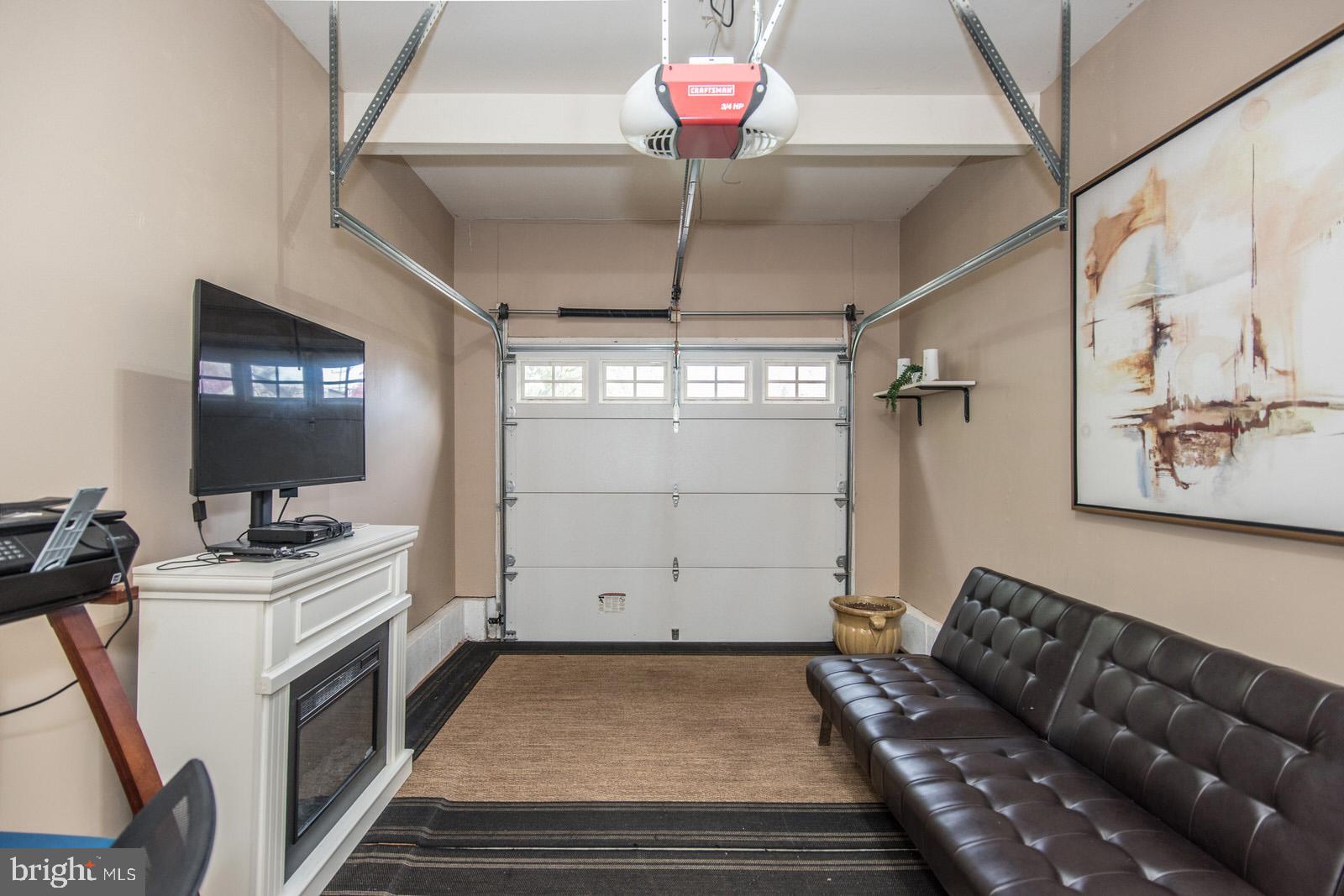 MAKEFIELD TERR - Residential