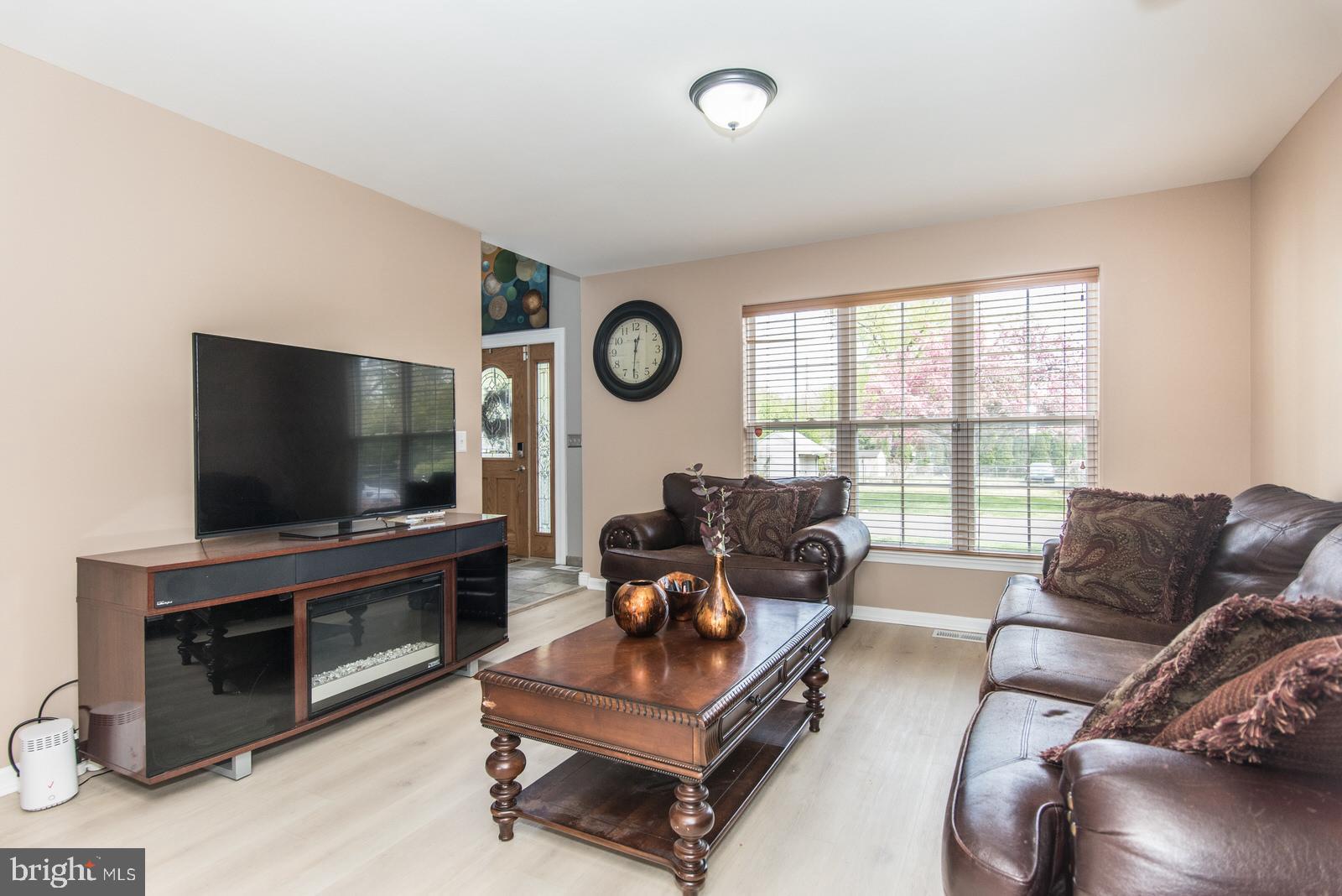 MAKEFIELD TERR - Residential