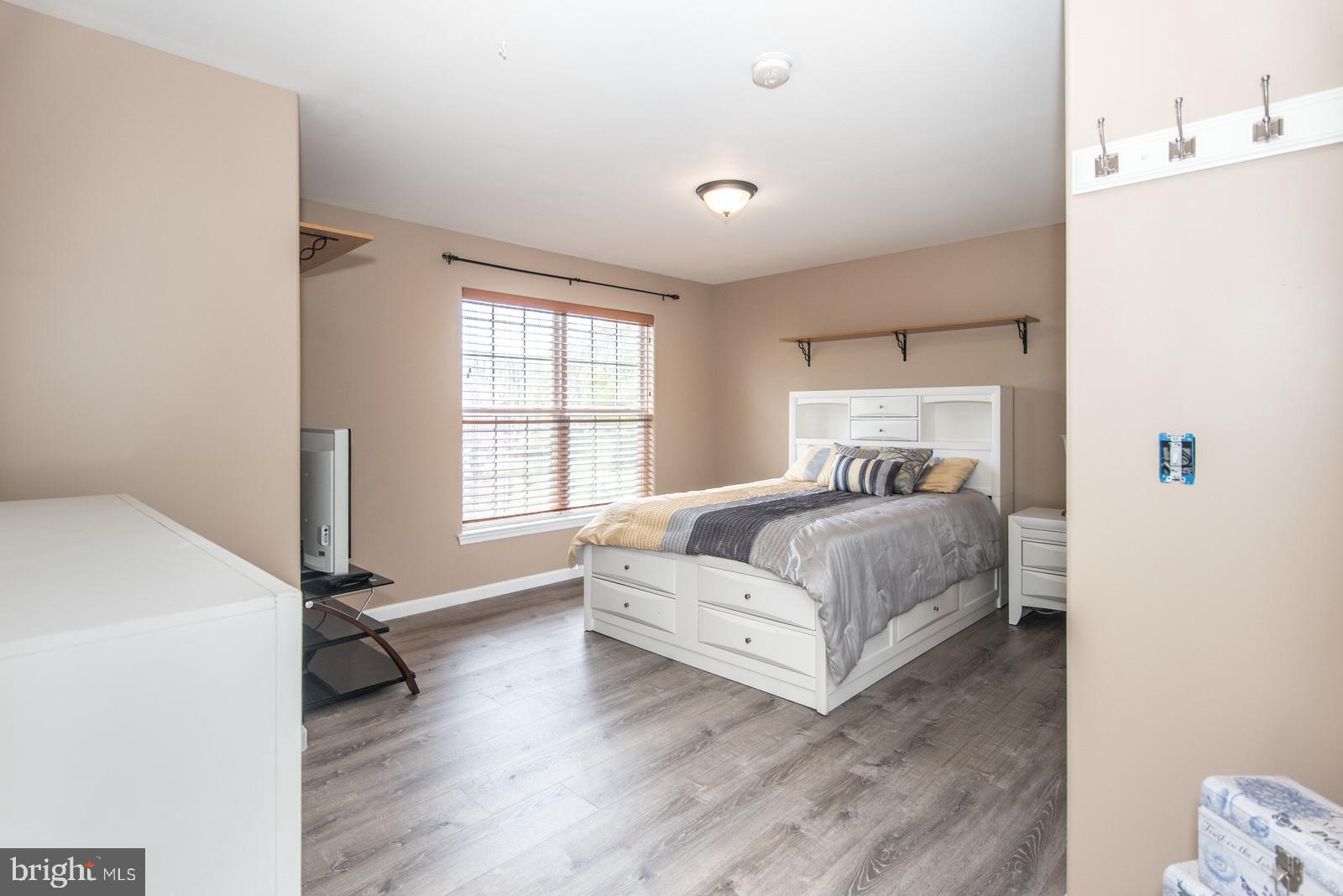 MAKEFIELD TERR - Residential