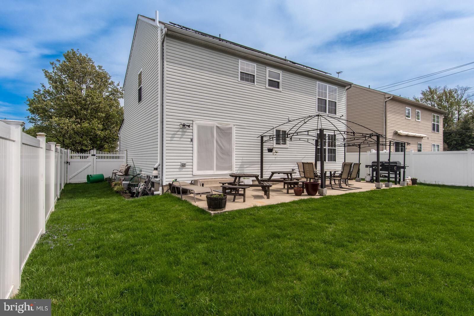 MAKEFIELD TERR - Residential