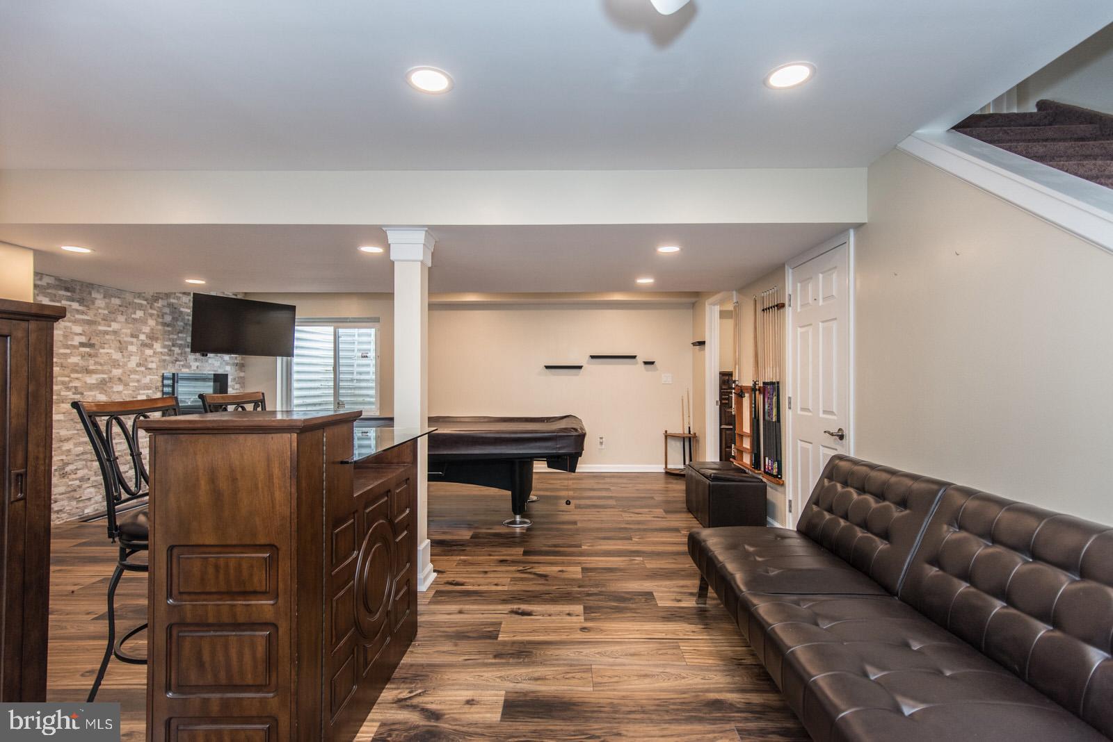 MAKEFIELD TERR - Residential