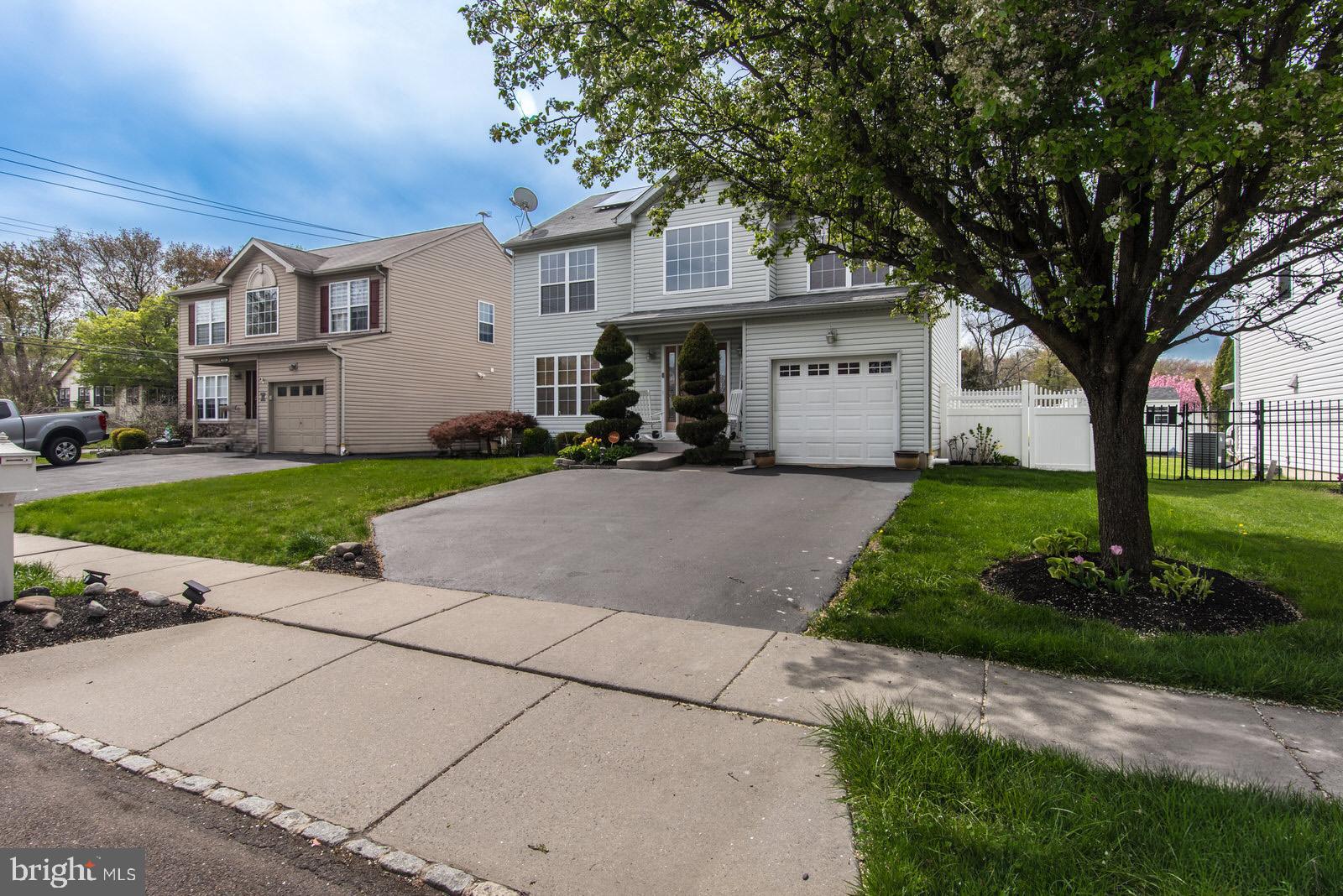 MAKEFIELD TERR - Residential