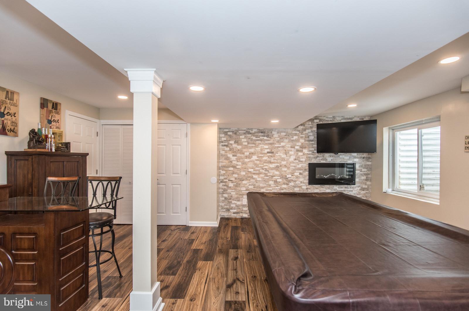 MAKEFIELD TERR - Residential