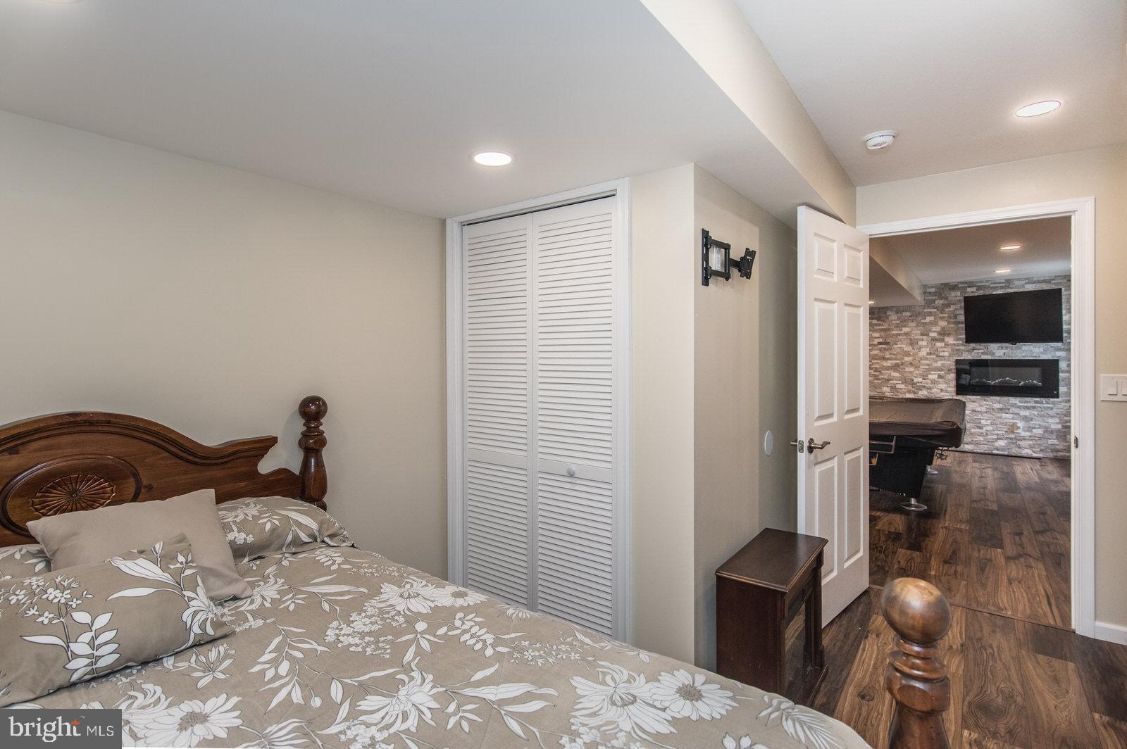 MAKEFIELD TERR - Residential