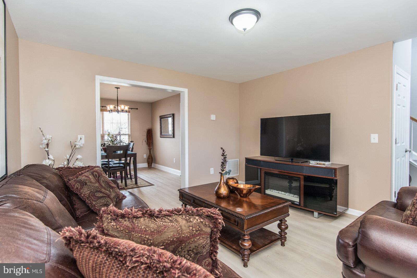 MAKEFIELD TERR - Residential