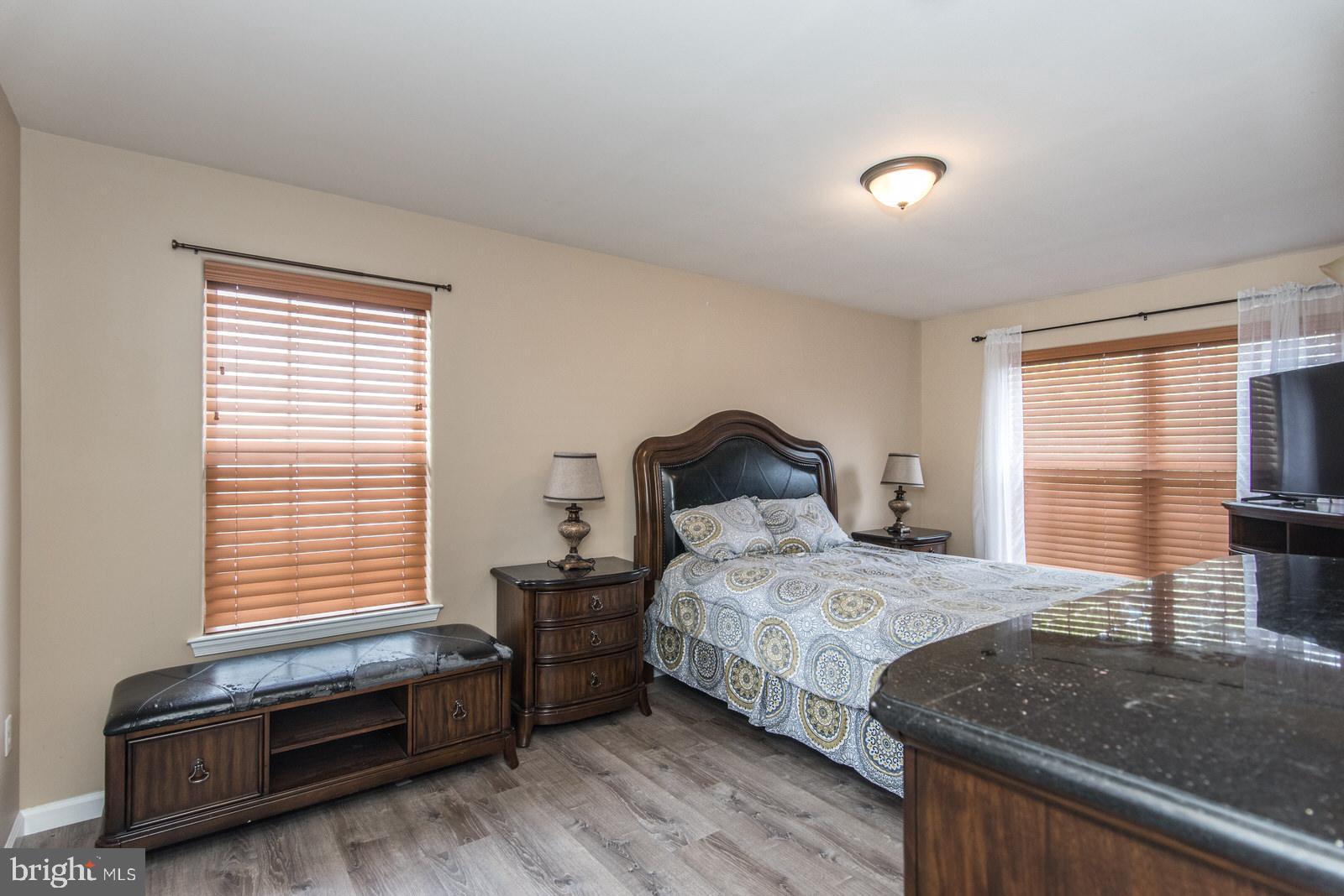 MAKEFIELD TERR - Residential