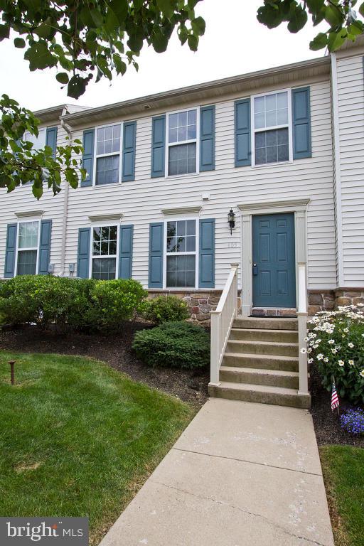 Must see beautiful 3 bedroom condo. Hardwood floors in Foyer, large Kitchen w/beautiful cabinets and an island and private patio. Move in ready, close to downtown shopping, attractions and parks.