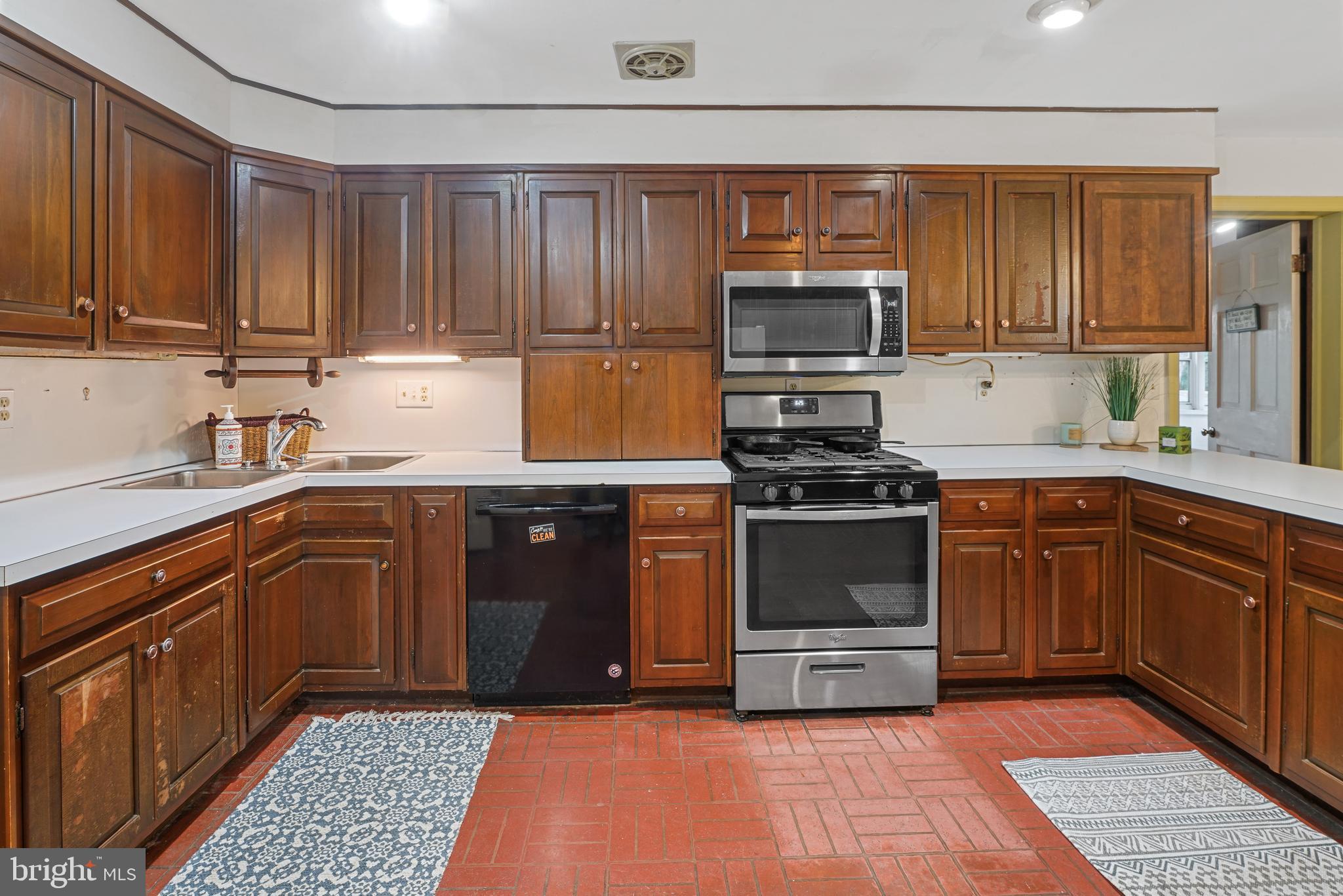 SUMMIT POINT - Residential