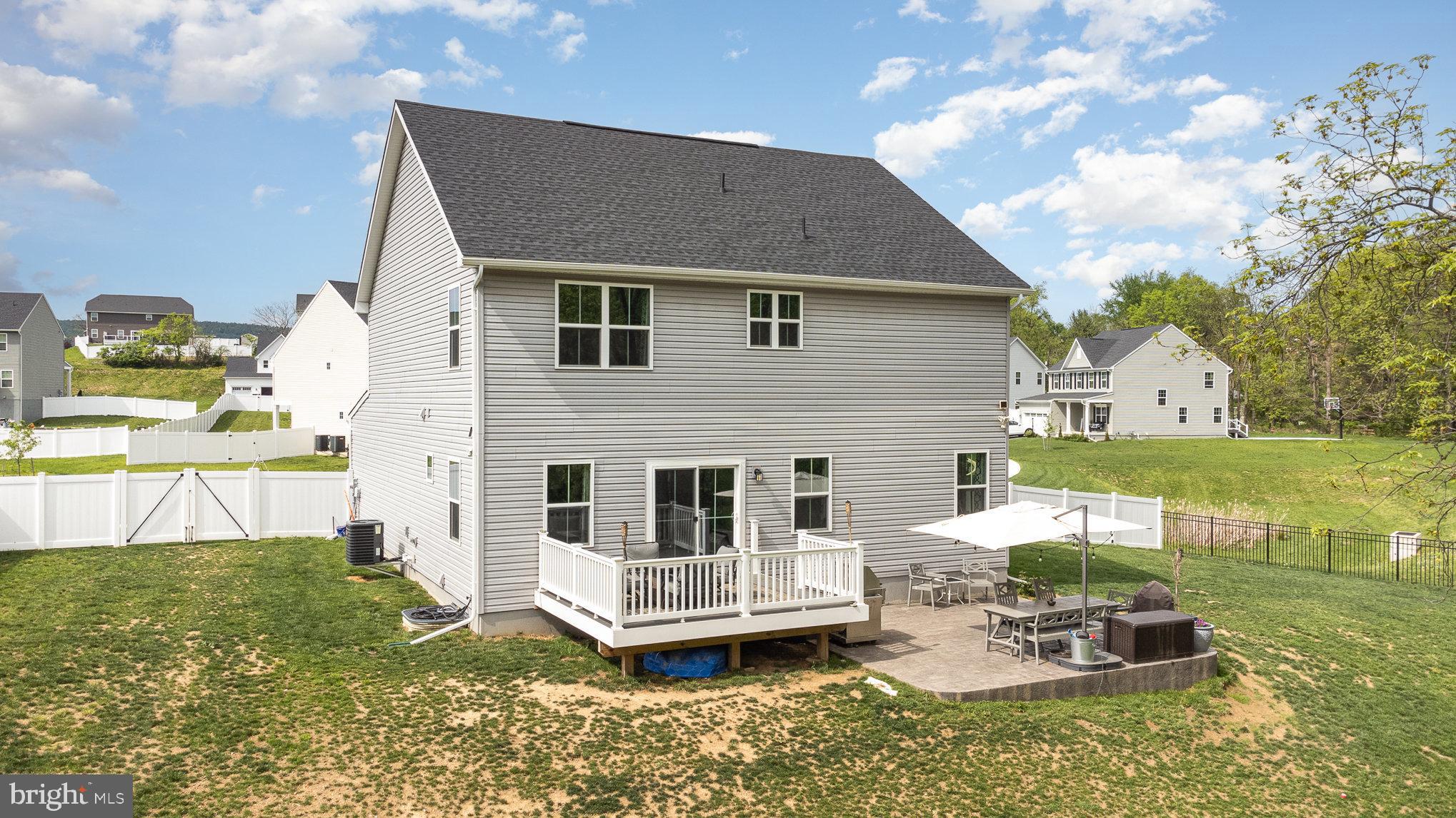 STRAY WINDS FARM - Residential