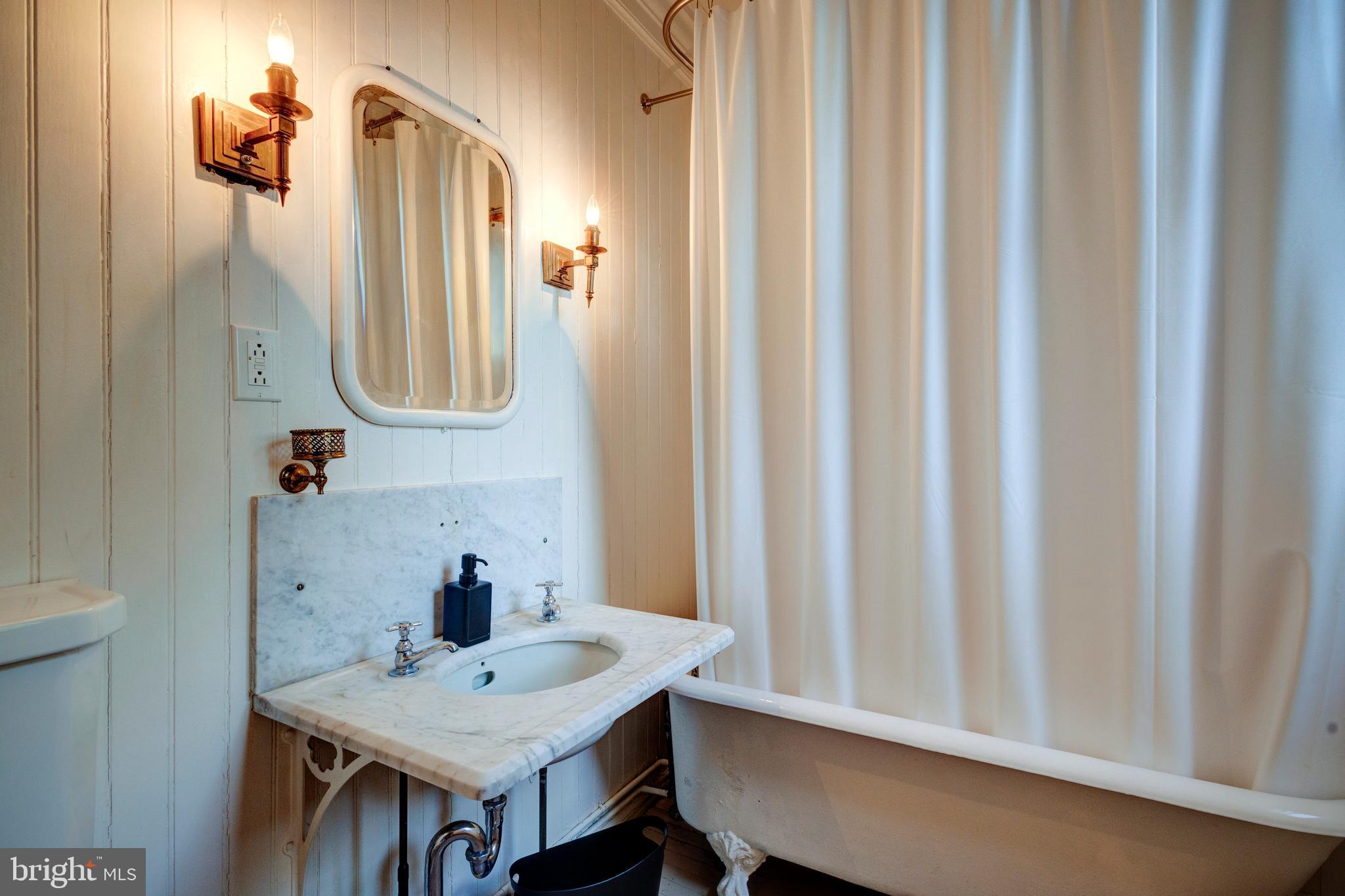 CHESTNUT HILL - Residential