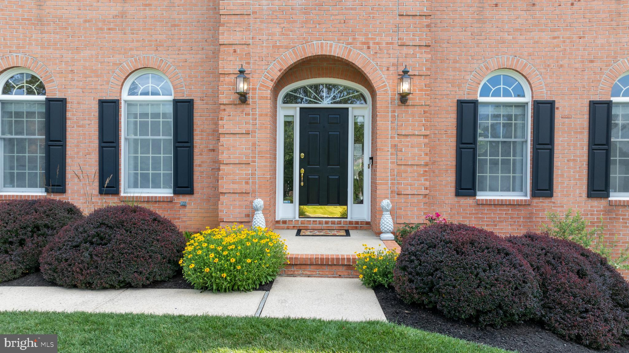 7 MANOR KNOLL COURT