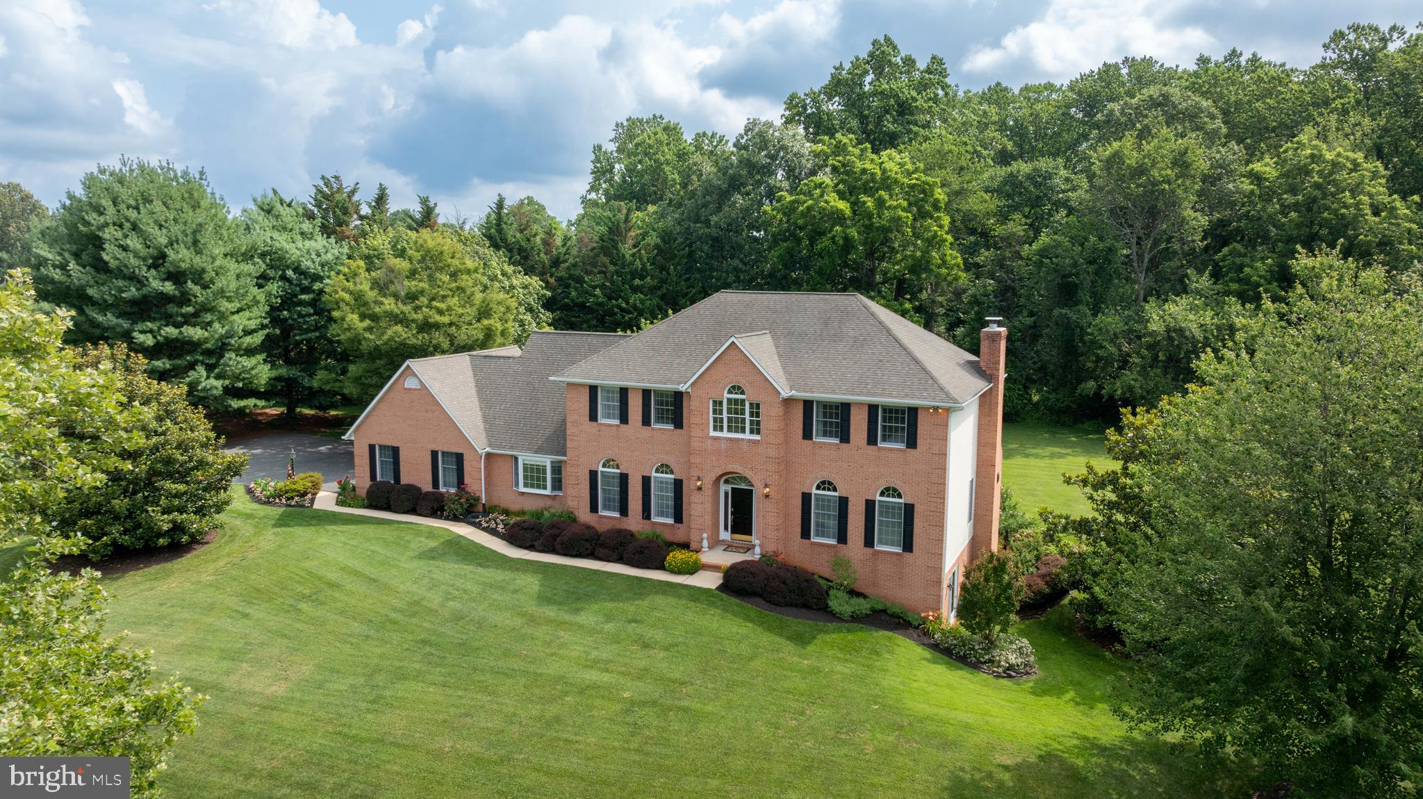 7 MANOR KNOLL COURT