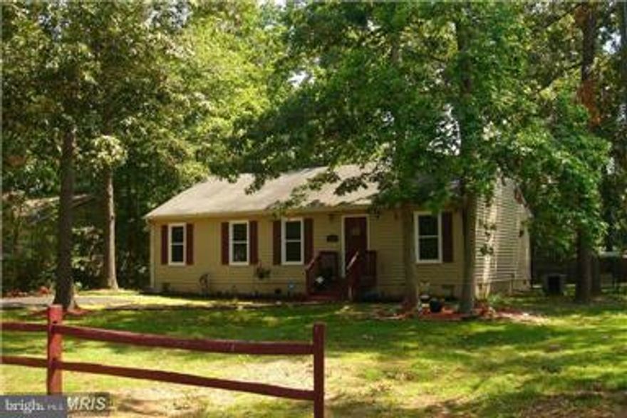 WELL MAINTAINED 3 BR (SPLIT FLOOR PLAN) 2 BA RANCH. LEVEL LOT, REAR YARD FENCED, SHED, REAR DECK, SPLIT RAIL FENCING IN FRONT. HOME IS READY FOR IMMEDIATE OCCUPANCY. RECENT RENOVATIONS  INCLUDING NEW KITCHEN, NEW APPLIANCES, GRANITE COUNTERS. GATED COMMUNITY WITH PRIVATE LAKE..