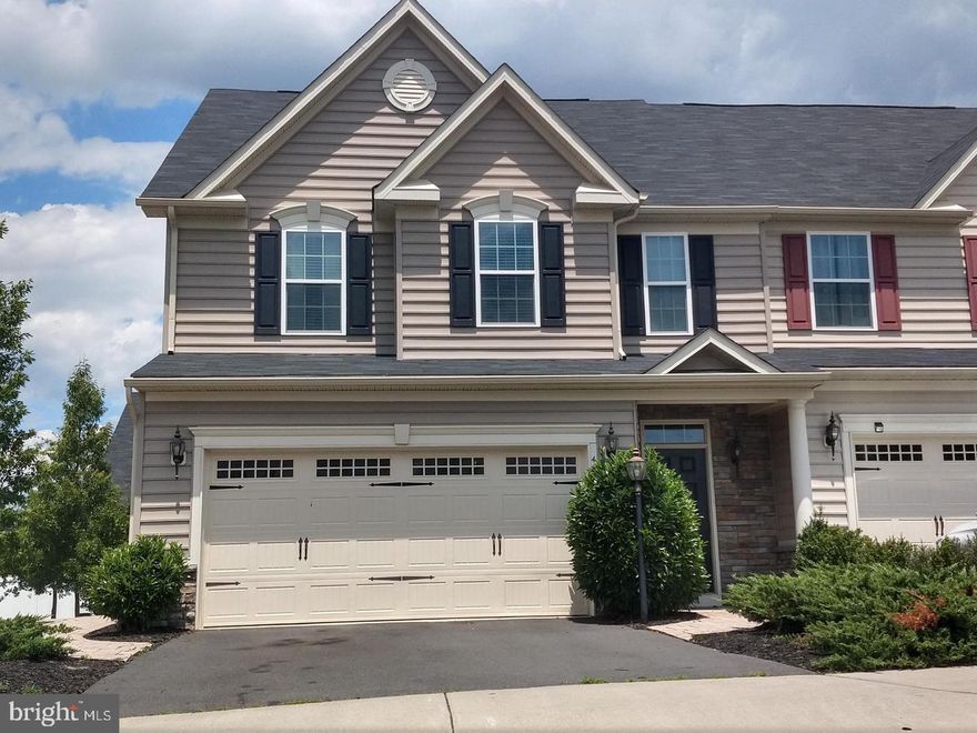 Beautiful 2 Level End Unit Villa with 3 Bedrooms , 2 Full Baths & 1 Half Bath in the CD Smith Neighborhood. Featuring a Gourmet Kitchen with SS Appliances. Master Bedroom with Master Bath on Main Level & 2 Bedrooms on Upper Level along with a Full Bath. Beautiful Fenced Backyard with Stone Pavers. Ample Parking Around the Home.