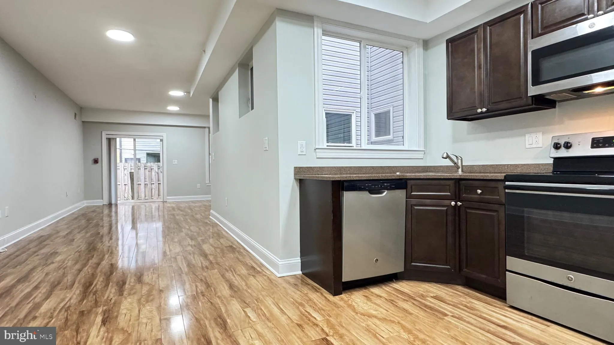 Philadelphia, Pennsylvania 19122, United States, 3 Bedrooms Bedrooms, ,3 BathroomsBathrooms,Residential,Active,231569