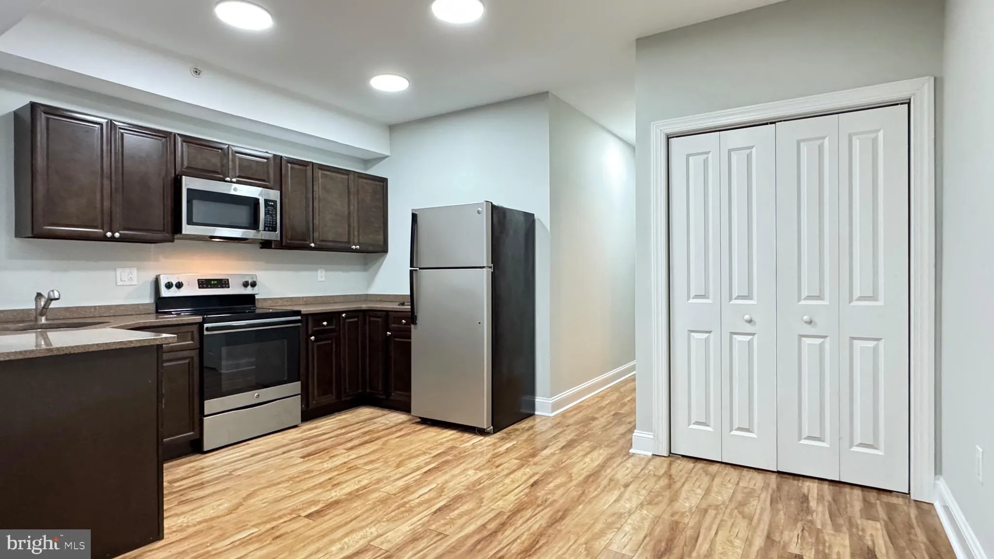 Philadelphia, Pennsylvania 19122, United States, 3 Bedrooms Bedrooms, ,3 BathroomsBathrooms,Residential,Active,231569