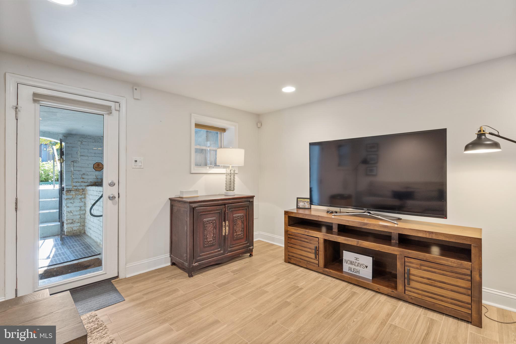 33 NW W STREET NW 2