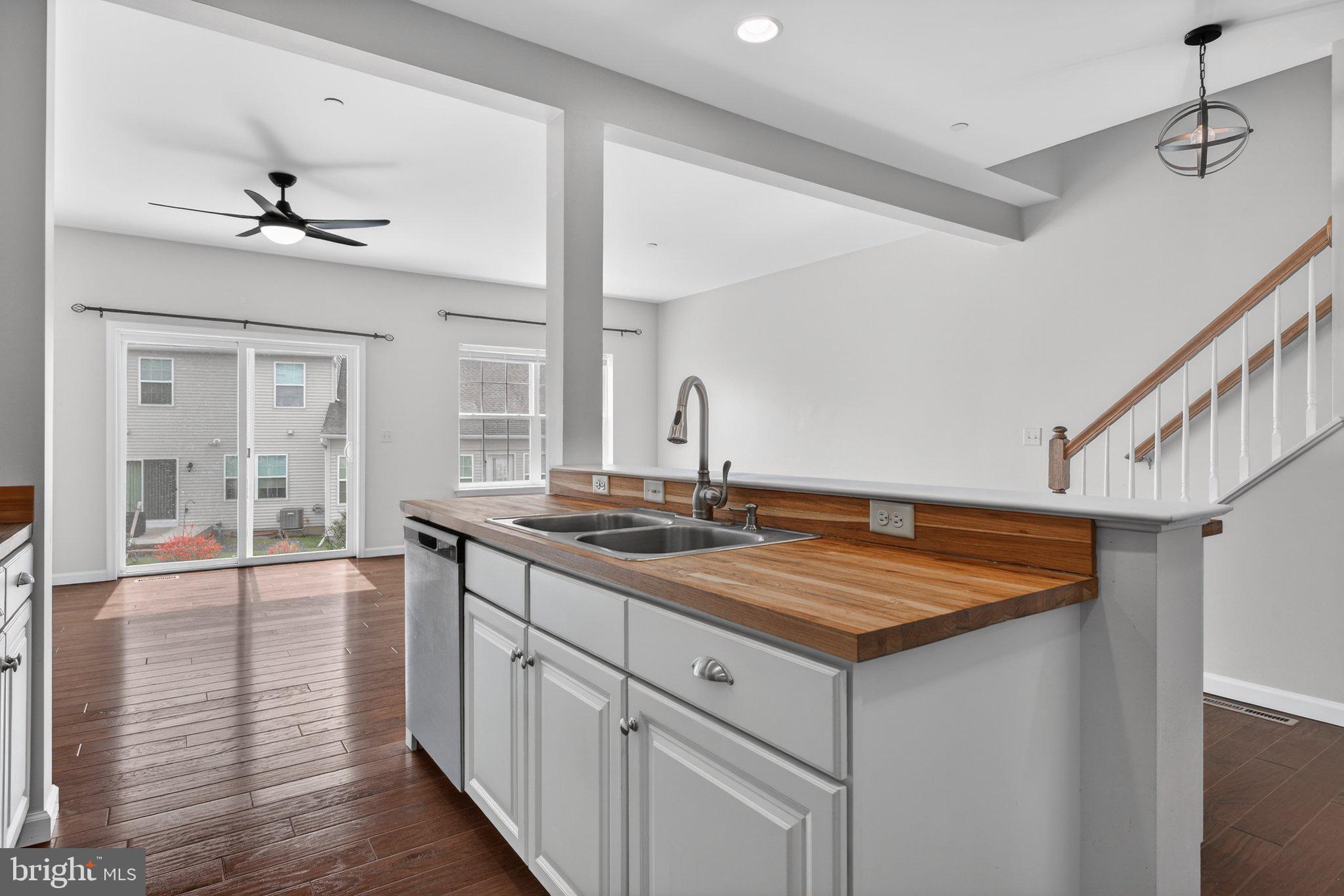HANBURY COURT AT WINDING HILLS - Residential