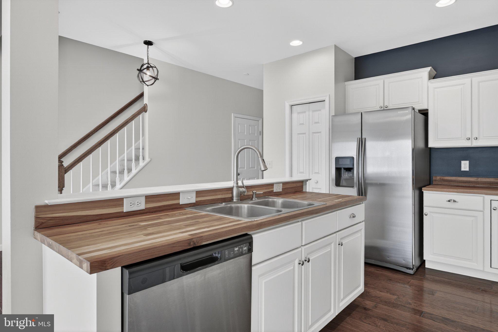 HANBURY COURT AT WINDING HILLS - Residential