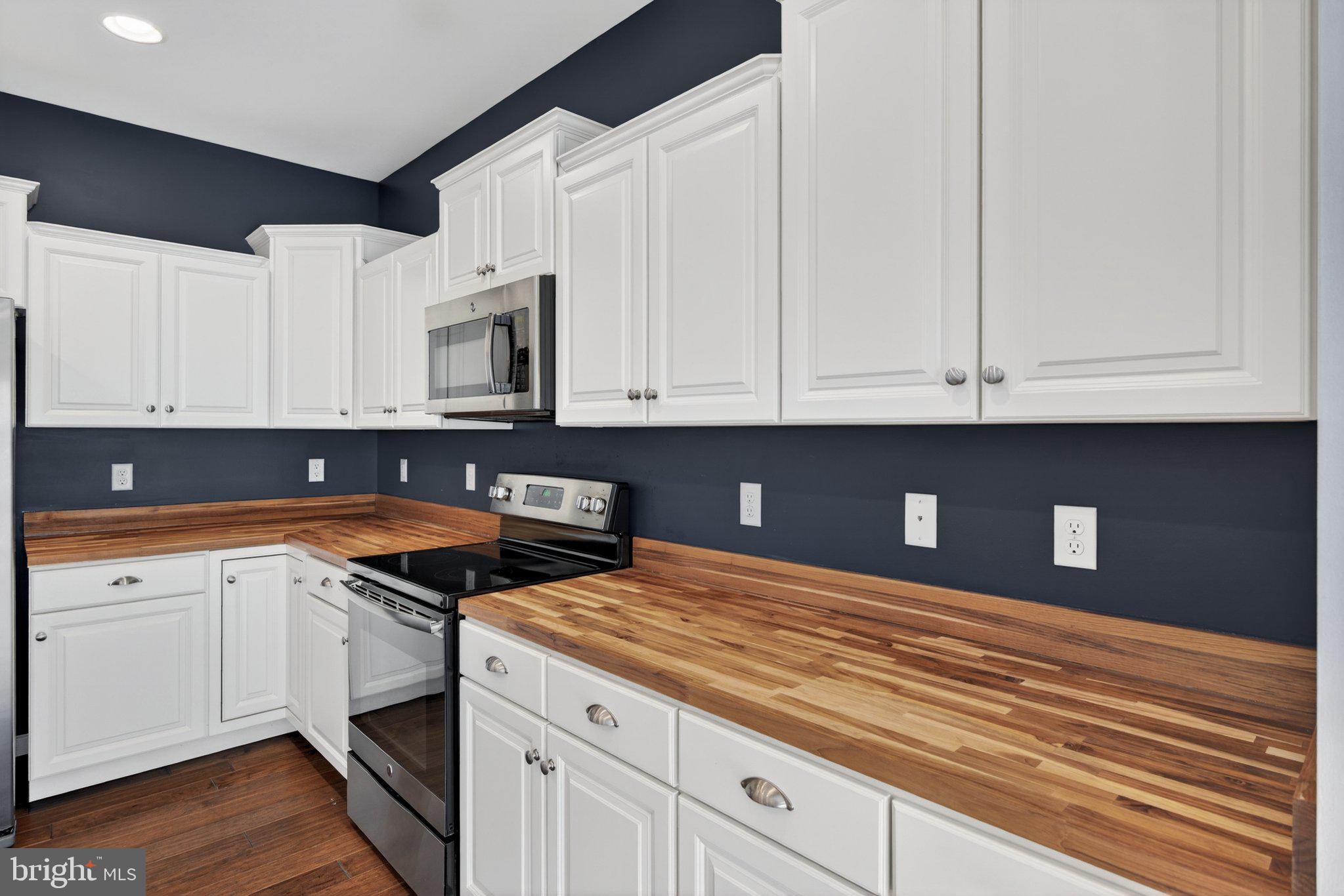 HANBURY COURT AT WINDING HILLS - Residential