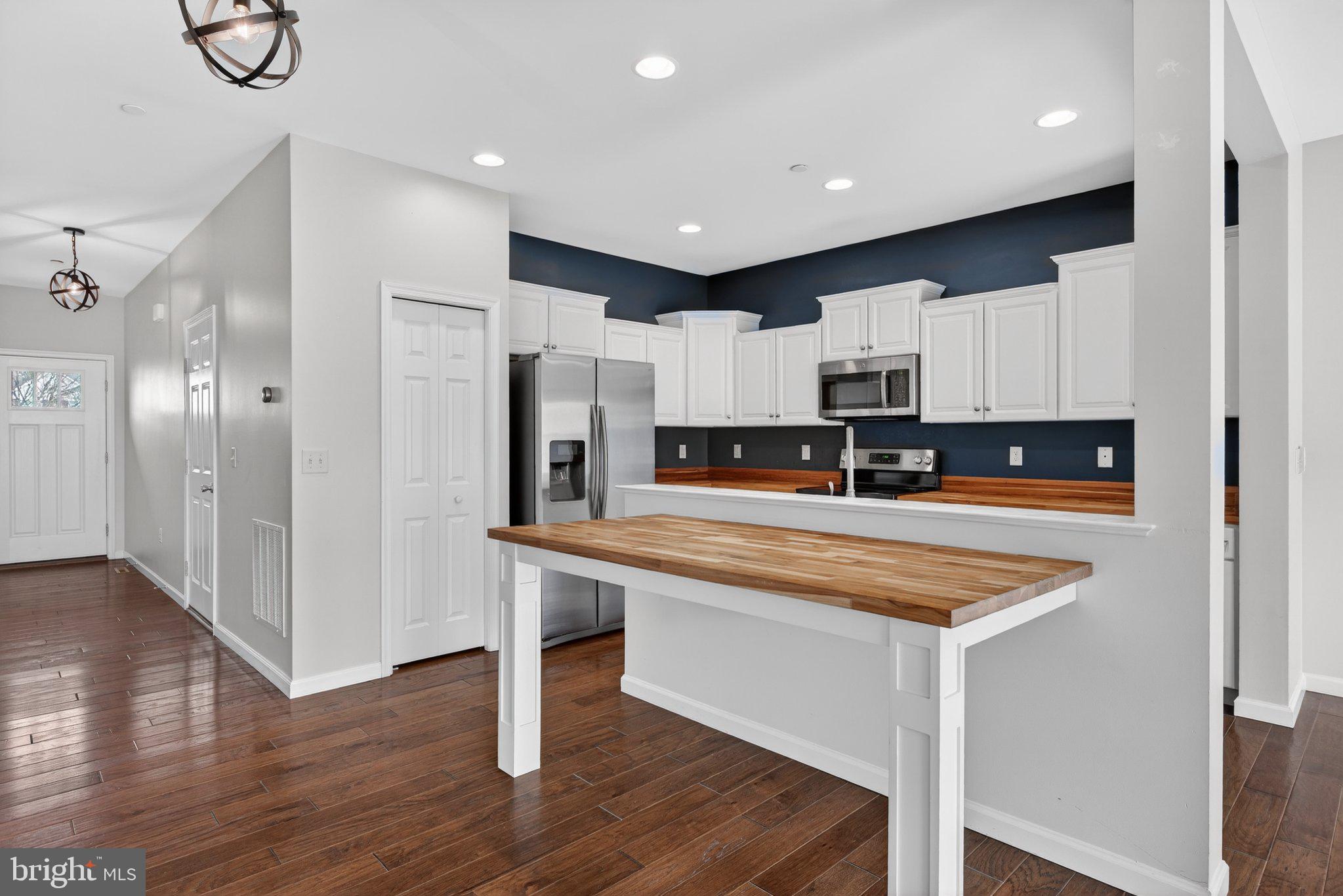 HANBURY COURT AT WINDING HILLS - Residential