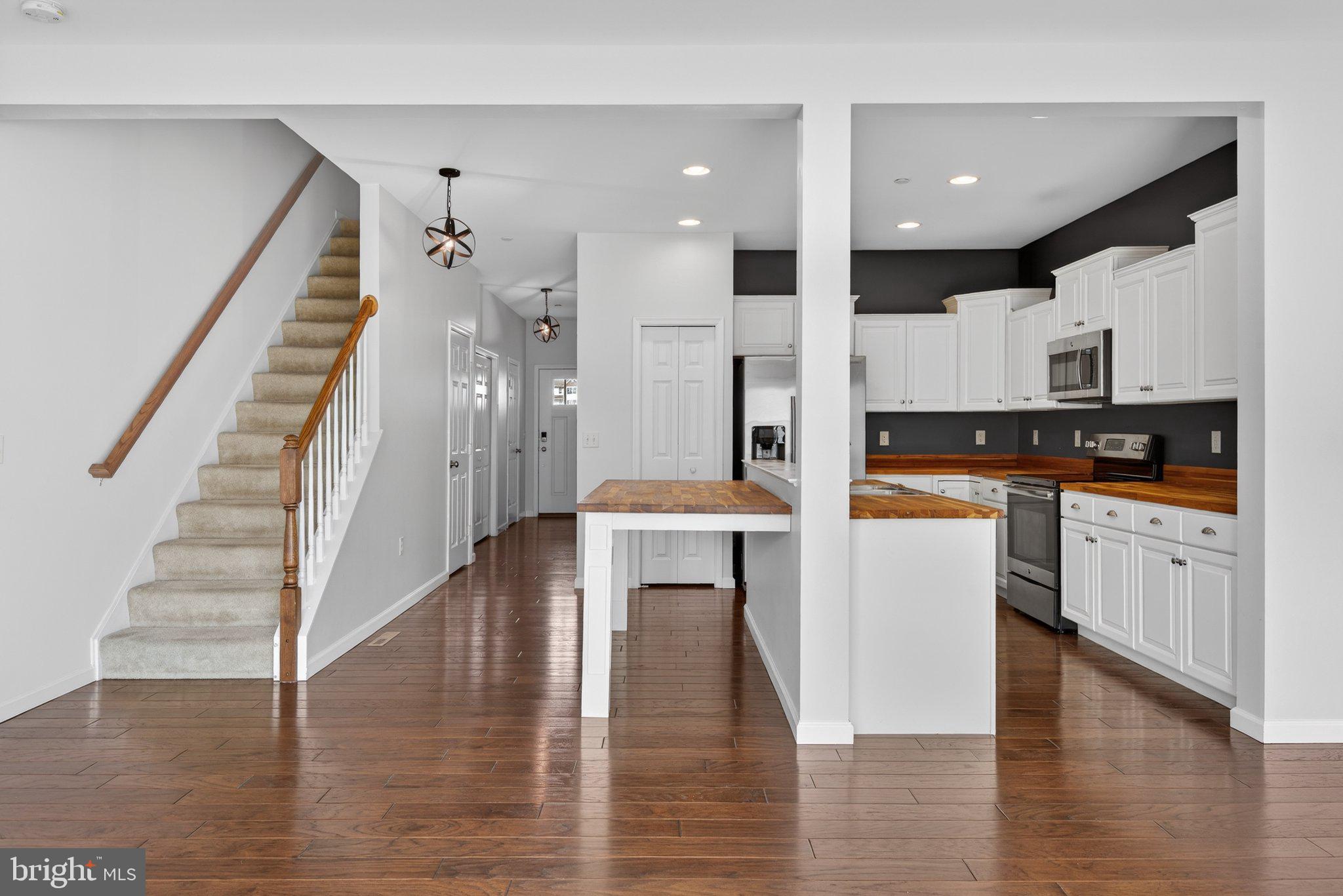 HANBURY COURT AT WINDING HILLS - Residential