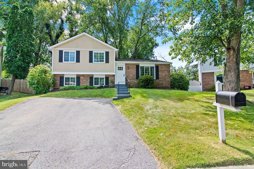 *offer deadline Monday 09/11 at 5pm* Elegantly refurbished detached home in the sought-after Quince Orchard Manor Community! Nestled in a cul-de-sac, this residence stands ready for the most discerning buyer offering 3 bedrooms and 2 bathrooms. The home showcases captivating hardwood floors throughout. The main level boasts an airy open concept design, combining a well-lit living area with an adjoining dining space. The dining room leads directly to the back deck and fenced backyard. The kitchen has been enhanced with upscale features, including stainless steel appliances, granite countertops, and a convenient breakfast bar. The upper level hosts a generously sized primary bedroom complete with a dual closet and an en-suite showcasing a beautifully tiled shower. On the lower level, you'll discover additional versatile space suitable for recreation, home office or a family room, granting access to a storage room and the laundry area.
Conveniently situated just minutes away from I-270 and public transit, this home ensures effortless commuting. Moreover, you can enjoy the bustling Kentlands or the bucolic Seneca Creek Park in under a five minute drive. Recent updates: : (2020) HVAC system, updated attic and crawl space insulation, new washer/dryer, and upgraded sliding glass door, (2021) Roof replacement, (2023) Brand new kitchen flooring installed.