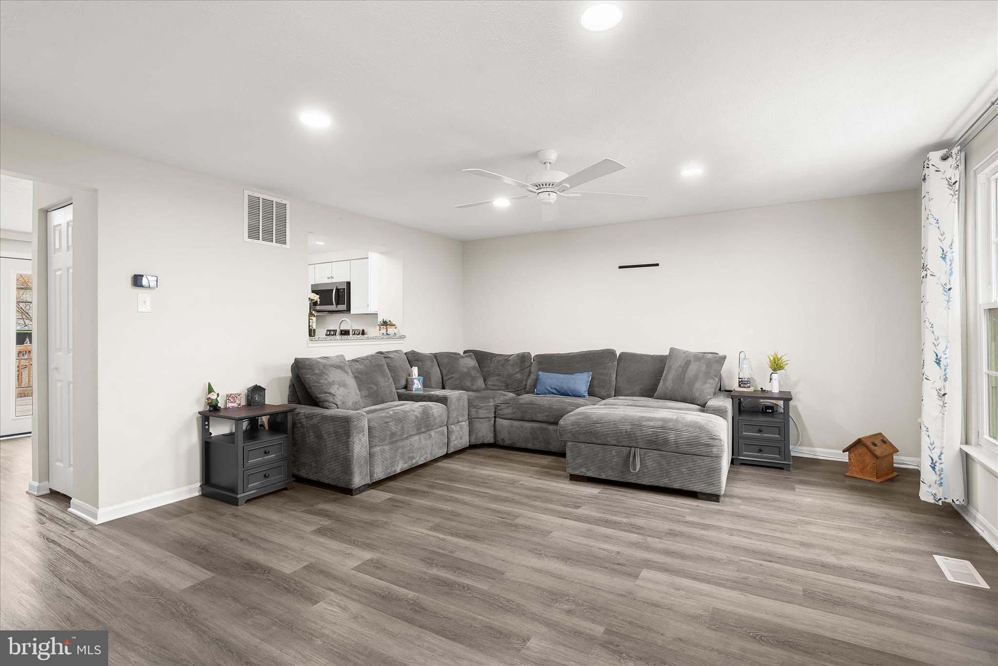 CONSTANT FRIENDSHIP - Residential