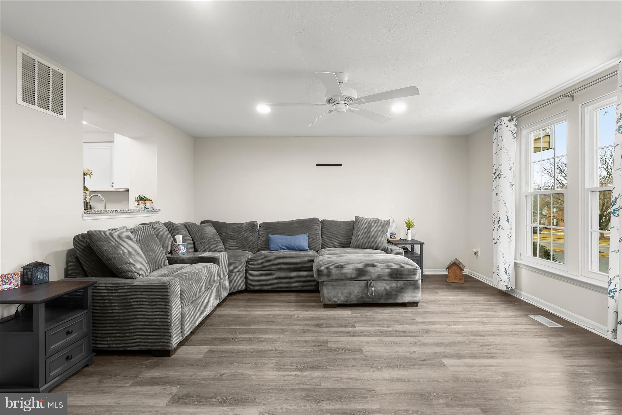 CONSTANT FRIENDSHIP - Residential