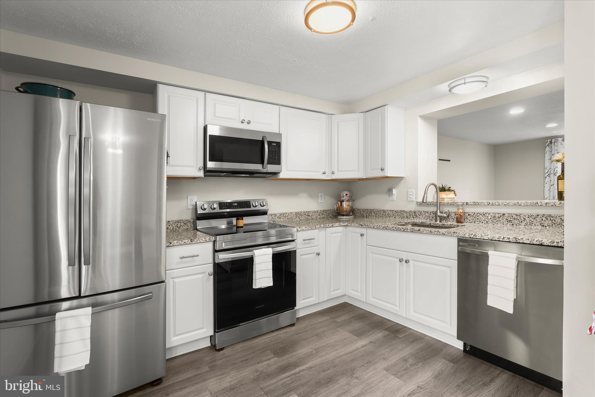 CONSTANT FRIENDSHIP - Residential