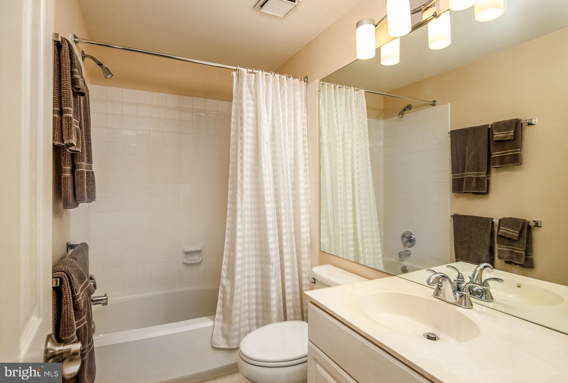 COURTHOUSE OAKS - Residential