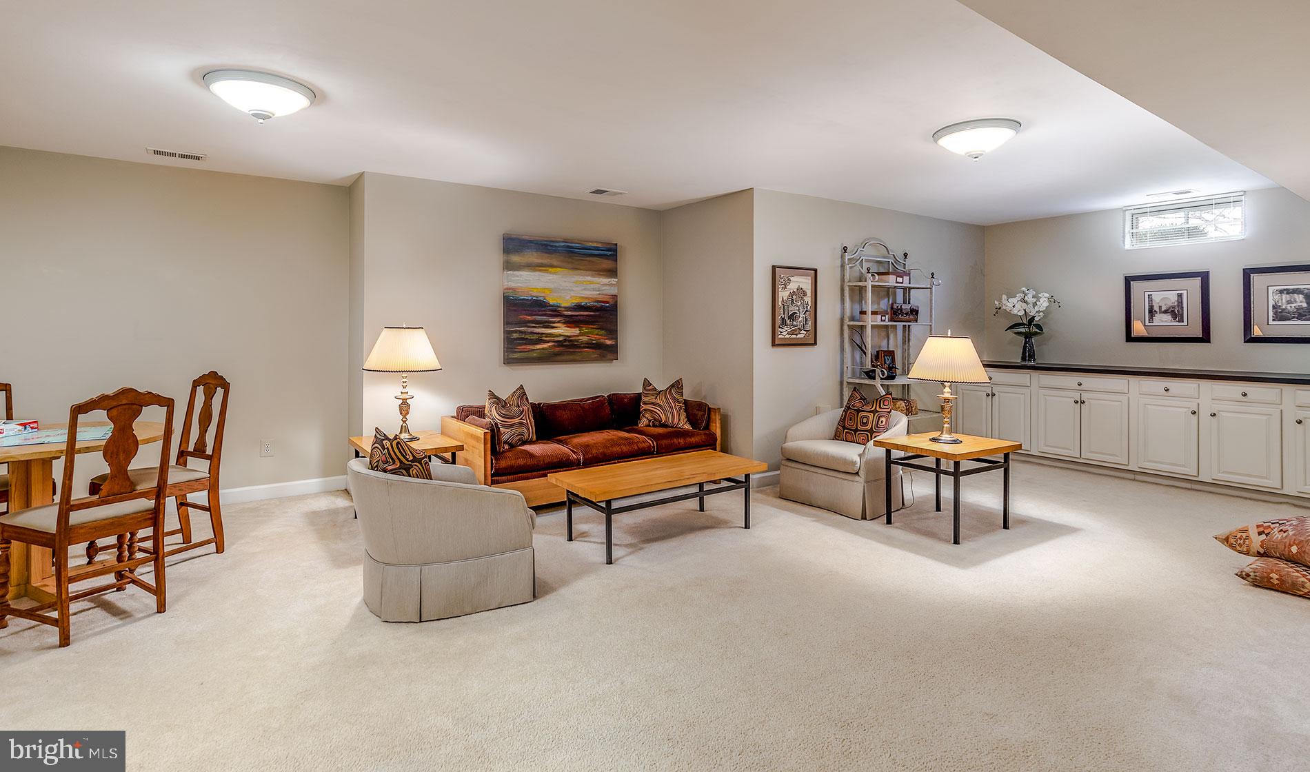 COURTHOUSE OAKS - Residential