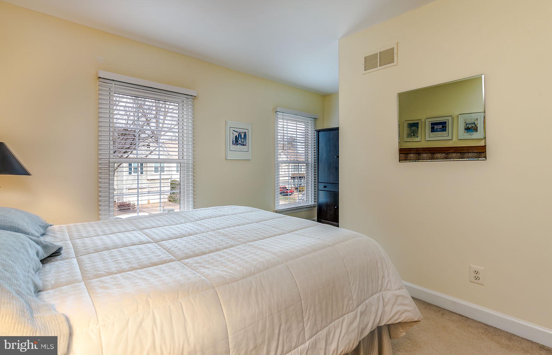 COURTHOUSE OAKS - Residential