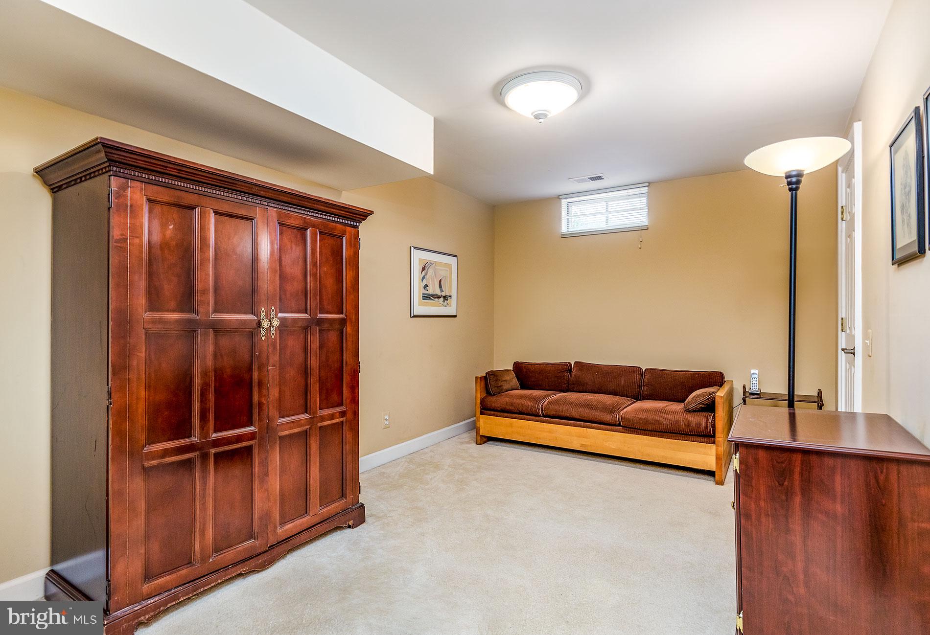 COURTHOUSE OAKS - Residential