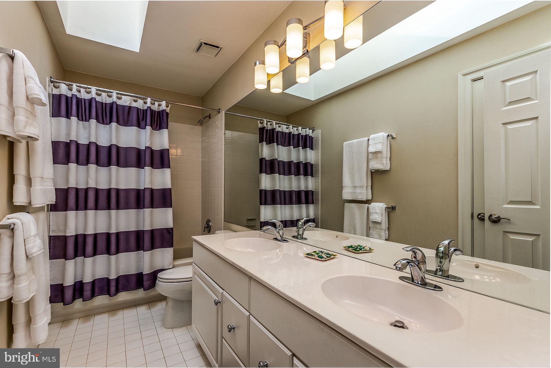 COURTHOUSE OAKS - Residential