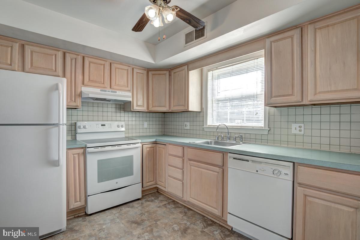 CARDINAL SQUARE - Residential Lease